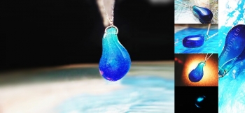 ラフォルム ガラスジュエリー ガラスアクセサリー 限りない想い 『Oasis ～ Aqua Drop ～』のようなグラデーションで、形は『My lovely bird』のイメージ。内部には球体風の部分があり、封入と蓄光を施したペンダントです。全体は…