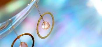 ラフォルム ガラスジュエリー ガラスアクセサリー Pink planet of Gold circle 可愛らしく優しいピンク色の土星のような惑星型ピアスです。
軽やかに揺れる輪の部分は、惑星に合わせてK18製素材でオリジナルリング状チャームをお…