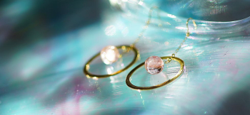 Pink planet of Gold circle 周囲にゴールドの輪を持つピンクの惑星のようなイメージの、メモリアルピアスです。 ラフォルム ガラスジュエリー ガラスアクセサリー