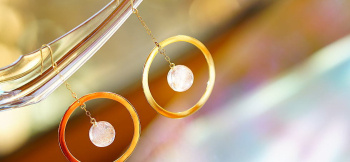 Pink planet of Gold circle 球体はサークルの中央で軽やかにゆらゆら揺れます。 ラフォルム ガラスジュエリー ガラスアクセサリー