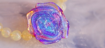 ラフォルム ガラスジュエリー ガラスアクセサリー Precious Rose 魅惑的な美しい薔薇をメインにした世界にひとつのオリジナルメモリアルブレスレットです。
薔薇の内部には「思い出の大切なもの」をお入れしました。美しい輝きは、ガラスの王様と…