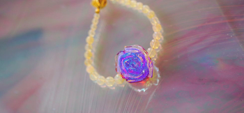 Precious Rose 光の当たり方で色合いの偏光するダイクロ偏光ガラスの煌きがすばらしいブレスレットです。 ラフォルム ガラスジュエリー ガラスアクセサリー