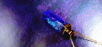 ラフォルム ガラスジュエリー ガラスアクセサリー Pentagon of sparkling brocade 正五角柱のフォルムの内部には、ガラスの王様と呼ばれる大変美しいダイクロ偏光ガラスを数種類使用してランダムにお入れしています。ベースのトゥル…