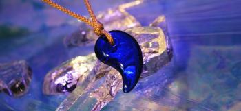 ラフォルム ガラスジュエリー ガラスアクセサリー Pristine Blue ～ 清純な青 ～ 透明色の美しいコバルトブルーをベースにした、大きめ勾玉ネックレスです。透明感があり、光の反射や透過した光が大変美しいです。素敵なネックレスです。
