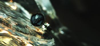 ラフォルム ガラスジュエリー ガラスアクセサリー Silver tear ブラックをベースに、シルバーのラメを施しました。太陽光では、一層シルバーに輝きます。素敵な片耳用ピアスが完成いたしました。片耳用です、左右セットをご希望の場合2個ご購入くださ…