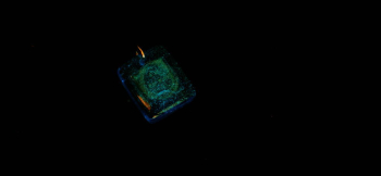Eternity Stone 暗闇では淡いブルーの光をご覧いただけます。 ラフォルム ガラスジュエリー ガラスアクセサリー