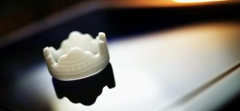 ラフォルム ガラスジュエリー ガラスアクセサリー Lace of Pure-white レース編みをイメージしたリングです。ホワイトを素材にお作りしました。レース風のカットや、彫刻も施しています。また、全体にレース風に見える制作方法を採ってお作りし…