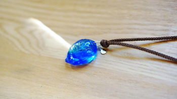 水の誕生 ~ 煌きの清流 ~ 厚みのあるフォルム。氷の欠片のようなランダムなカットを施しています。 ラフォルム ガラスジュエリー ガラスアクセサリー