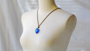 水の誕生 ~ 煌きの清流 ~ 胸元を美しく彩る逸品。 ラフォルム ガラスジュエリー ガラスアクセサリー
