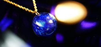 ラフォルム ガラスジュエリー ガラスアクセサリー 広き愛の煌き ～ BLUE CIRCLE ～ 美しいコバルトブルーをベースに、美しいラメで包みました。内部には、光を吸収する度に暗闇で神秘的に光る蓄光加工をしています。また、光に反射して、大変美しい…