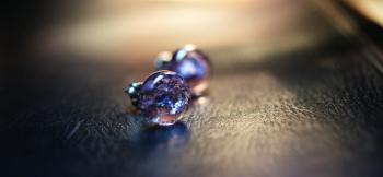 ラフォルム ガラスジュエリー ガラスアクセサリー 広き愛の煌き ～ PURPLE CIRCLE ～ 優しいパープルをベースに、光に反射して美しく輝くラメを施しています。また、光を吸収する度に暗闇で神秘的に光る蓄光加工をしています。美しいピアスに仕上…