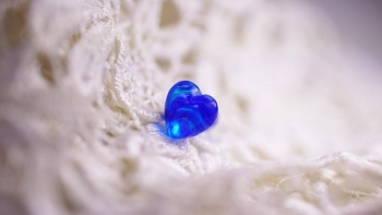 ラフォルム ガラスジュエリー ガラスアクセサリー Skyblue love / グラスバーベルピアス 全てガラスで制作した世界にひとつのバーベルピアス(片耳用)が完成いたしました。可愛らしいハート形フォルムのトップ。全体にライトスカイブルーとコバル…