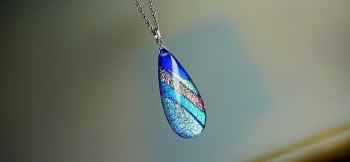 ラフォルム ガラスジュエリー ガラスアクセサリー DICHROIC AURORA WAVE 見る角度や光の当たり方で色合いを変化させる、ガラス素材の中で最高峰のガラスの王様と呼ばれる神秘的な「ダイクロ偏光ガラス」をグラデーションのように施した、美し…