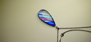 DICHROIC AURORA WAVE お肌に優しいステンレスチェーン付き。 ラフォルム ガラスジュエリー ガラスアクセサリー