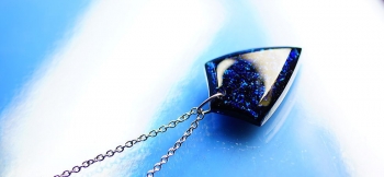ラフォルム ガラスジュエリー ガラスアクセサリー Blue flake emblem 細かな無数の星が煌く漆黒の宇宙を、スタイリッシュで存在感のあるエンブレムに閉じ込めたラフォルムオリジナルペンダント。ぜひお手にとってその煌きをご堪能ください。