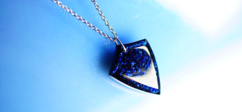 Blue flake emblem 美しくブルーに煌くエンブレムタイプペンダント。 ラフォルム ガラスジュエリー ガラスアクセサリー
