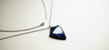 Blue flake emblem ステンレスチェーンでお肌にも優しく安心。 ラフォルム ガラスジュエリー ガラスアクセサリー