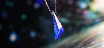 ラフォルム ガラスジュエリー ガラスアクセサリー Blue triangle crystal スタイリッシュな変形六面体のガラスのペンダント。ライトスカイブルーをベースに、シャープで細身のフォルムに仕上げています。表裏同じカットは手作業で丁寧に磨き…
