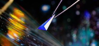 Blue triangle crystal スタイリッシュで細身のイメージです。 ラフォルム ガラスジュエリー ガラスアクセサリー