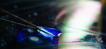 Blue triangle crystal ライトスカイブルーをベースに銀色のラメが優しく煌きます。 ラフォルム ガラスジュエリー ガラスアクセサリー
