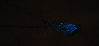 Blue triangle crystal 暗闇では優しいブルーの光。 ラフォルム ガラスジュエリー ガラスアクセサリー