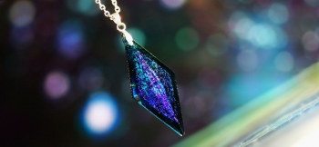 ラフォルム ガラスジュエリー ガラスアクセサリー Dreamblue ～ 煌く夢宇宙 ～ 緑がかった濃い目の青、「アクアマリンブルー」をベースに、表裏面内部にそれぞれ別々の煌きを持つラメを施した、印象的なガラスの八面体ペンダントは、リバーシブルでも…