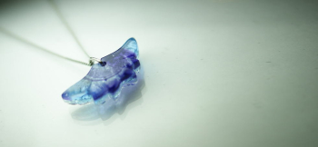 空と海からのメッセージ / パープル パープル系は光源の種類によって色合いが変わって見えます。 ラフォルム ガラスジュエリー ガラスアクセサリー