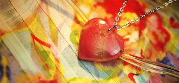ラフォルム ガラスジュエリー ガラスアクセサリー Own way Heart ピンクに少量のグレーをマーブル加工し、ラメ加工とアロマ加工を施したネックレス・ピアスどちらでも使える2Wayタイプのハート型トップ。優しい色合いのピンクとグレーを使用した…