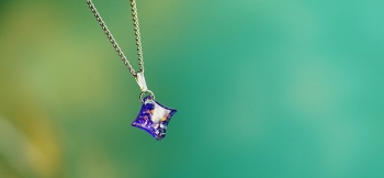 ラフォルム ガラスジュエリー ガラスアクセサリー Diamond blue star 美しい煌きを閉じ込めた可愛らしい変形ひし形の星。様々なシーンで活躍してくれそうな小ぶりのペンダントです♪