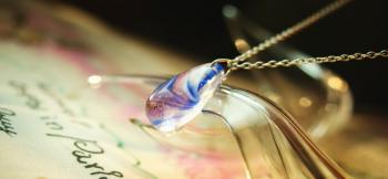 ラフォルム ガラスジュエリー ガラスアクセサリー Winter stream ～ 冬の風華 ～ クリアーにピンク系、ブルー系ホワイト系を使用してマーブルデザインにいたしました。光を吸収する度にホタルのような神秘的な光を放つターコイズブルーの蓄光加工…
