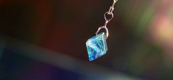 Blue of different dimension. サイドからはひし形のように見えます。 ラフォルム ガラスジュエリー ガラスアクセサリー