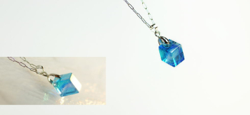 Blue of different dimension. 見る角度で色々な表情をお楽しみいただけます。 ラフォルム ガラスジュエリー ガラスアクセサリー