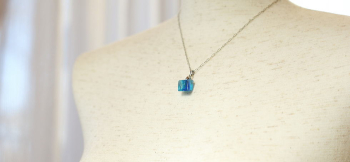 Blue of different dimension. 色々なシーンで身に着け易い小さめのトップです。 ラフォルム ガラスジュエリー ガラスアクセサリー