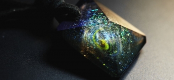 ラフォルム ガラスジュエリー ガラスアクセサリー The galaxy ～ 煌く遠き銀河 ～ 神秘的な銀河が、どこまでも続く広い宇宙空間に存在し魅了されます。漆黒の闇の中に確かに美しく輝く渦があり、幻想的に輝いています。その銀河が小さなガラスの内部…