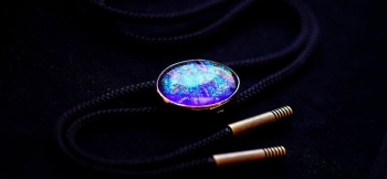 ラフォルム ガラスジュエリー ガラスアクセサリー Energy Tanzanite ～ 煌 ～ 内部に神秘的な煌きを施した、シンプルで美しいオリジナルコラボレーションループタイが完成いたしました。ふっくらとしたフォルムのオーバル形のフォルムです。S…