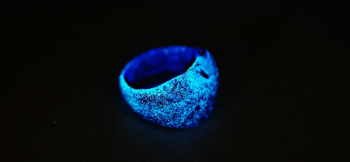 蛍火の煌く宙 暗闇では神秘的な蓄光の光をお楽しみください。 ラフォルム ガラスジュエリー ガラスアクセサリー