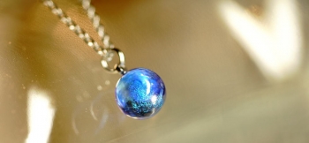 ラフォルム ガラスジュエリー ガラスアクセサリー Dichroic mix blue planet 小ぶりのサイズの中に、ライトスカイブルーをベースにライトターコイズブルーをわずかに加えたブルー系のマーブル模様を施しました。そして反射色がブルーに煌…