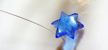 ラフォルム ガラスジュエリー ガラスアクセサリー Blue Hexagram 淡く透明感のあるライトスカイブルーをベースに、存在感のあるサイズの六芒星ペンダントに仕上げました。内部には細かなブルーの濃淡とブルー系のラメを施しています。細身のワイヤー…