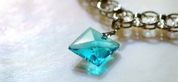 ラフォルム ガラスジュエリー ガラスアクセサリー Polyhedral Aquarius 清らかな水の結晶。アクアブルーの四角形のフォルムに多面体のカットを施した印象的なトップは、光に反射して煌きます。特徴的なリングデザインチェーンと組み合わせて、…