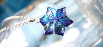 ラフォルム ガラスジュエリー ガラスアクセサリー 彩虹の花 天に架かる清らかな虹を映して咲く神秘の花。そんなイメージを再現した美しさと存在感あふれる世界にひとつのペンダントが完成いたしました。グリーン、ブルー、パープル、ゴールドなどに変化していく変…