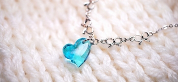 ラフォルム ガラスジュエリー ガラスアクセサリー Aqua pure love 不定形の可愛らしいハートペンダント。透明感のある淡いブルー系の大胆なマーブル模様と、内部全体には優しいラメの輝きを施しています。チェーンは、リボンのチャームが可愛らしい…
