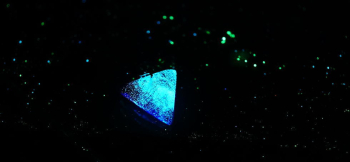 True Triangle 暗闇では淡く神秘的な蓄光の光。 ラフォルム ガラスジュエリー ガラスアクセサリー