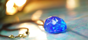 水の誕生 ～ 煌きの世界 ～ ふっくらしたフォルム全体は、細かなランダムカットを施しました。 ラフォルム ガラスジュエリー ガラスアクセサリー