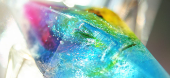 Dreamblue ～ 夢のWonderland ～ さまざまな色合いを配合し、ダイクロ偏光ガラスを加えて鮮やかな色合いを表現しました。 ラフォルム ガラスジュエリー ガラスアクセサリー