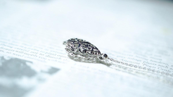 かごペンダント・ドロップ 直径12mmφ、厚み3mmほどまでの薄いものを入れられる、ドロップタイプのかごペンダントです。
ラフォルム ガラスジュエリー ガラスアクセサリー