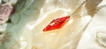 Pretty fellow / Large diamond 光が当たりますと、一層美しい輝きをご覧いただけます。 ラフォルム ガラスジュエリー ガラスアクセサリー