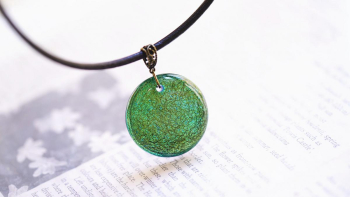 翡翠のfullmoon ～ Bright ～ 煌きは見る角度や光の当たり方で変化します。 ラフォルム ガラスジュエリー ガラスアクセサリー