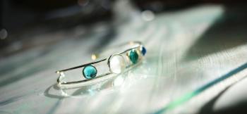 ラフォルム ガラスジュエリー ガラスアクセサリー ティアラ風バングル ～ Aqua jewel ～ silver製のワイヤータイプバングルです。半透明ホワイトを初め、ライトアクアマリンブルー、ターコイズブルーを配色しました。それぞれは全てサイズを変…