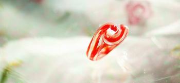 ラフォルム ガラスジュエリー ガラスアクセサリー Xmas candle 鮮やかなレッドとホワイト、そしてクリアーのストライプ柄の可愛らしいデザインリングです。クリスマスにピッタリの可愛らしいガラスの指輪です。