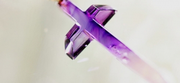 ラフォルム ガラスジュエリー ガラスアクセサリー Natural Amethyst Cross 天然アメジスト(紫水晶)の原石から切り出し美しく磨き上げた、世界にひとつのクロスタイプペンダントが完成いたしました。紫色が濃く、またグラデーションが美し…